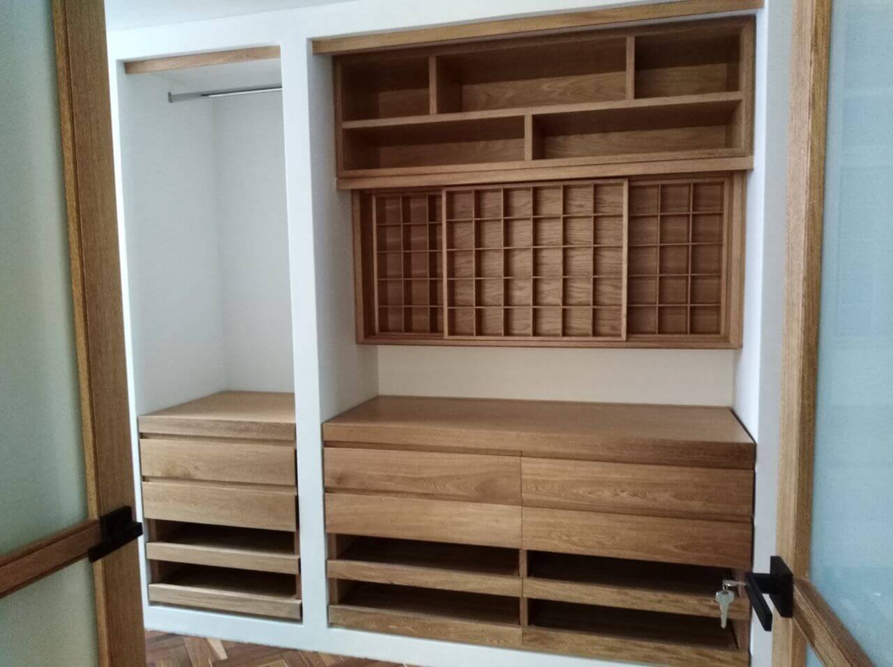 Closet de madera organizado