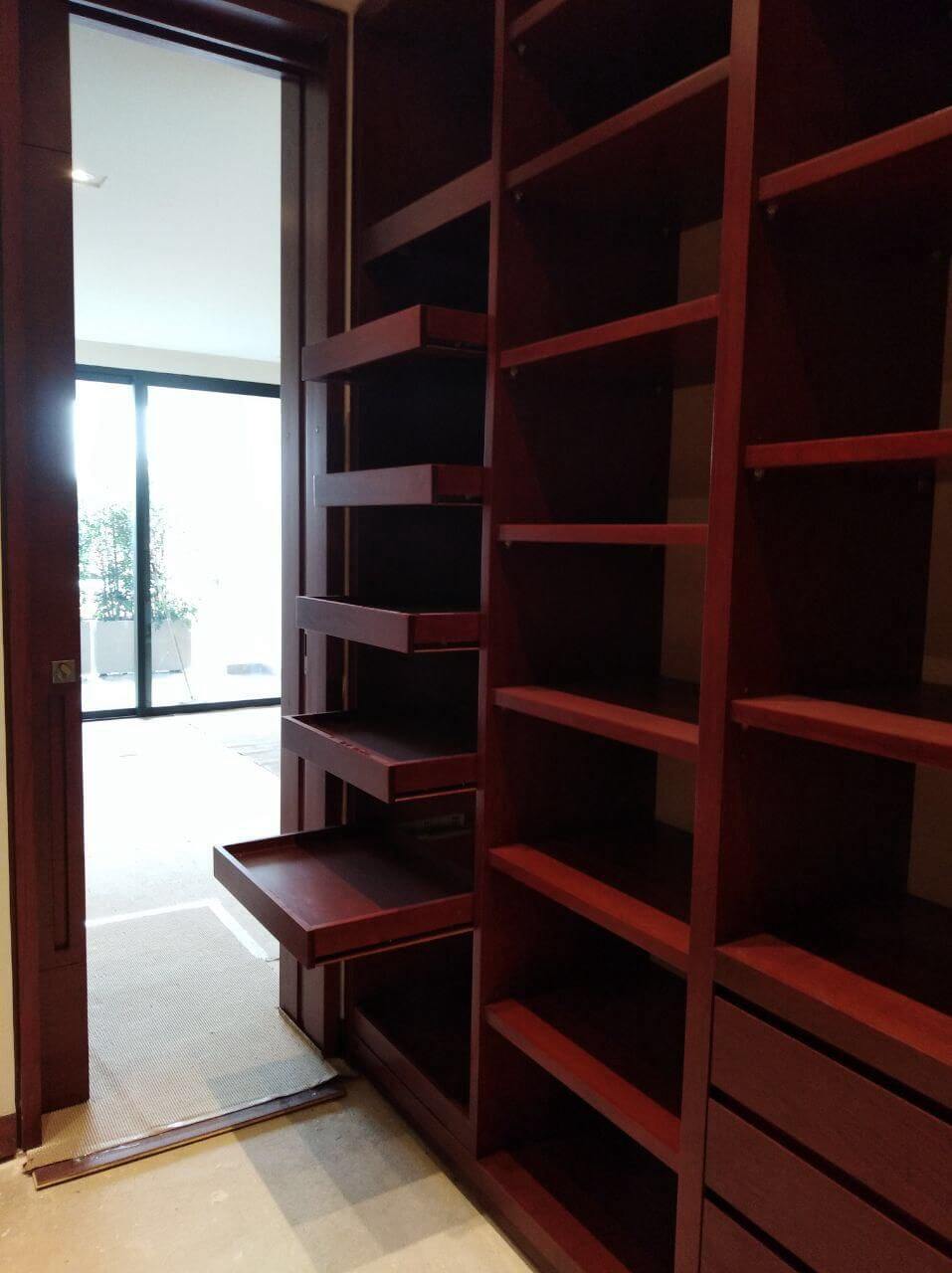 Closet de madera organizado