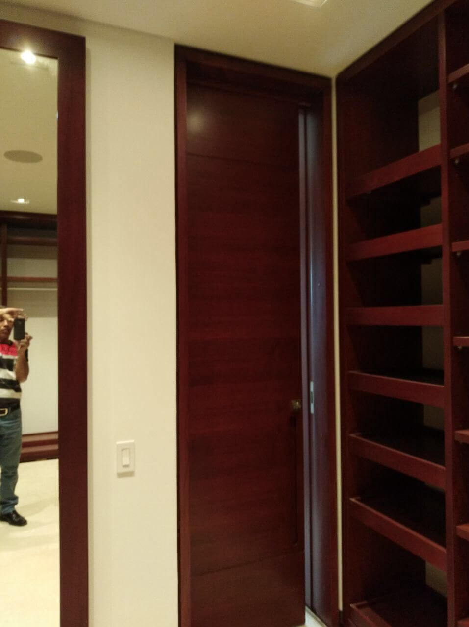 Closet de madera organizado