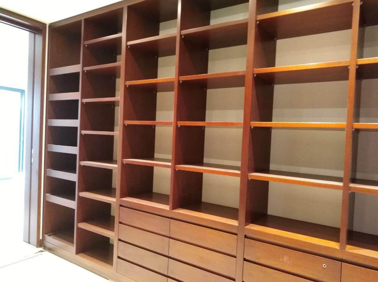 Closet de madera organizado
